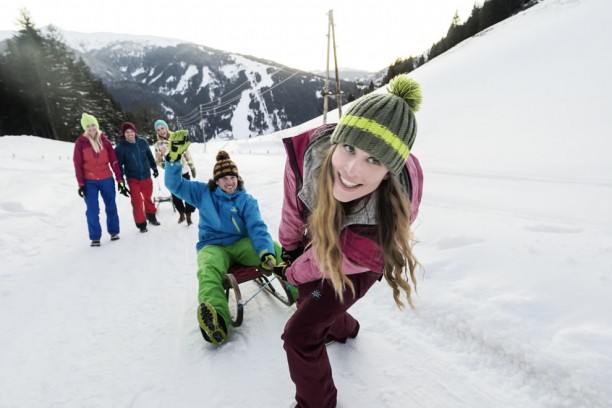 Rodelpartie mit Familie und Freunden © Flachau Tourismus